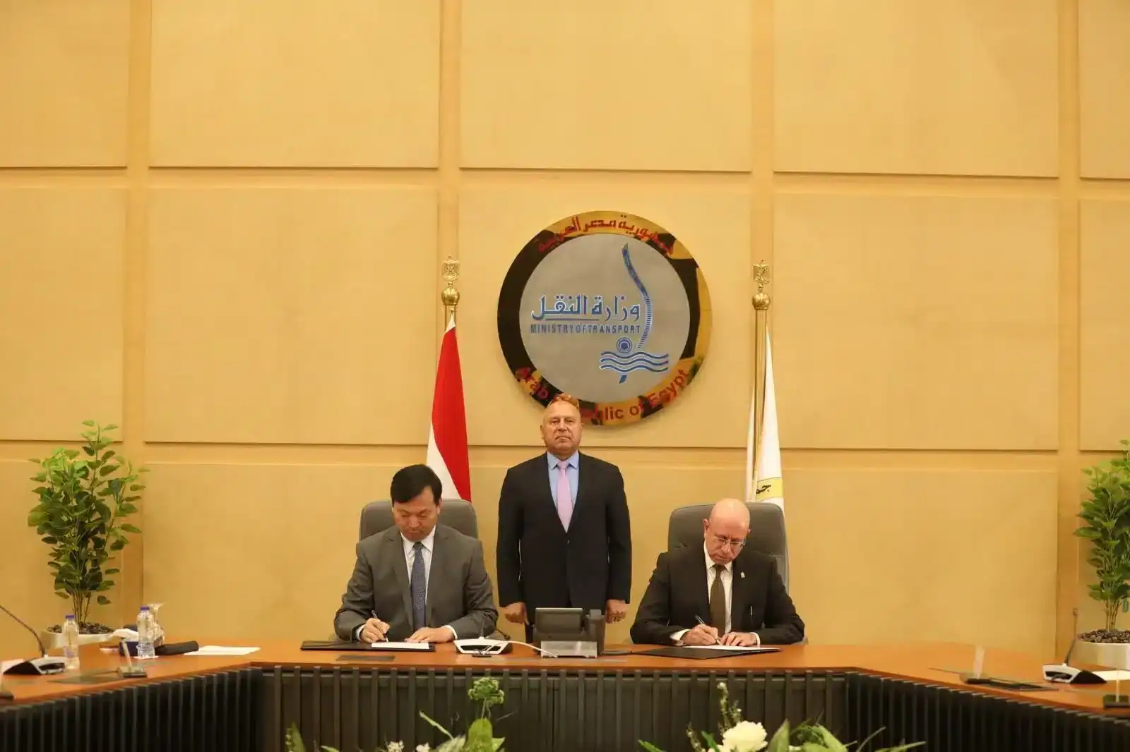 الصناعة والنقل يشهد توقيع عقد بناء سفينتين جديدتين من سفن الصب الجاف العملاقة من طراز KAMSARMAX بين شركة الملاحة الوطنية وترسانة هانتونج الصينية