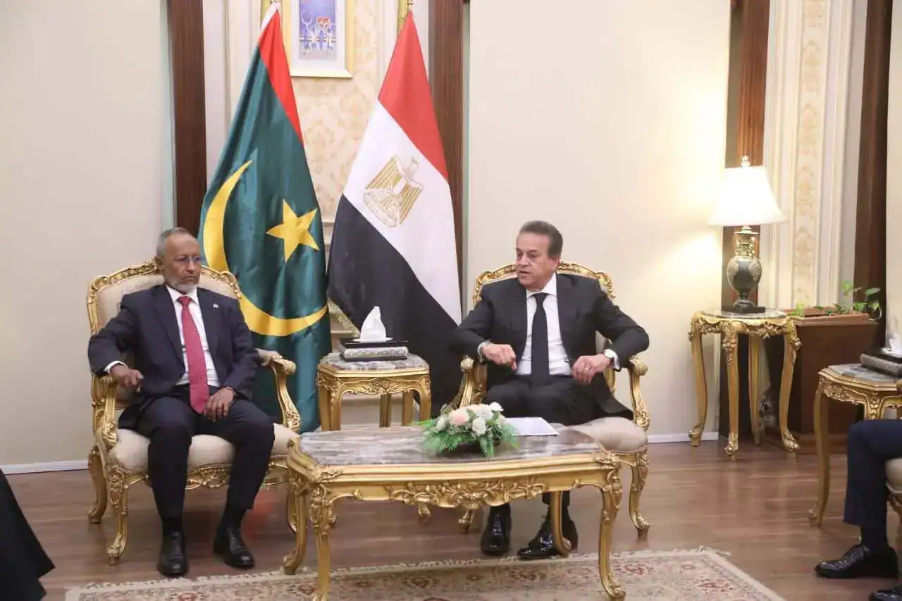 نائب رئيس مجلس الوزراء وزير الصحة يبحث مع وزير الصحة الموريتاني سبل تعزيز التعاون في القطاع الصحي