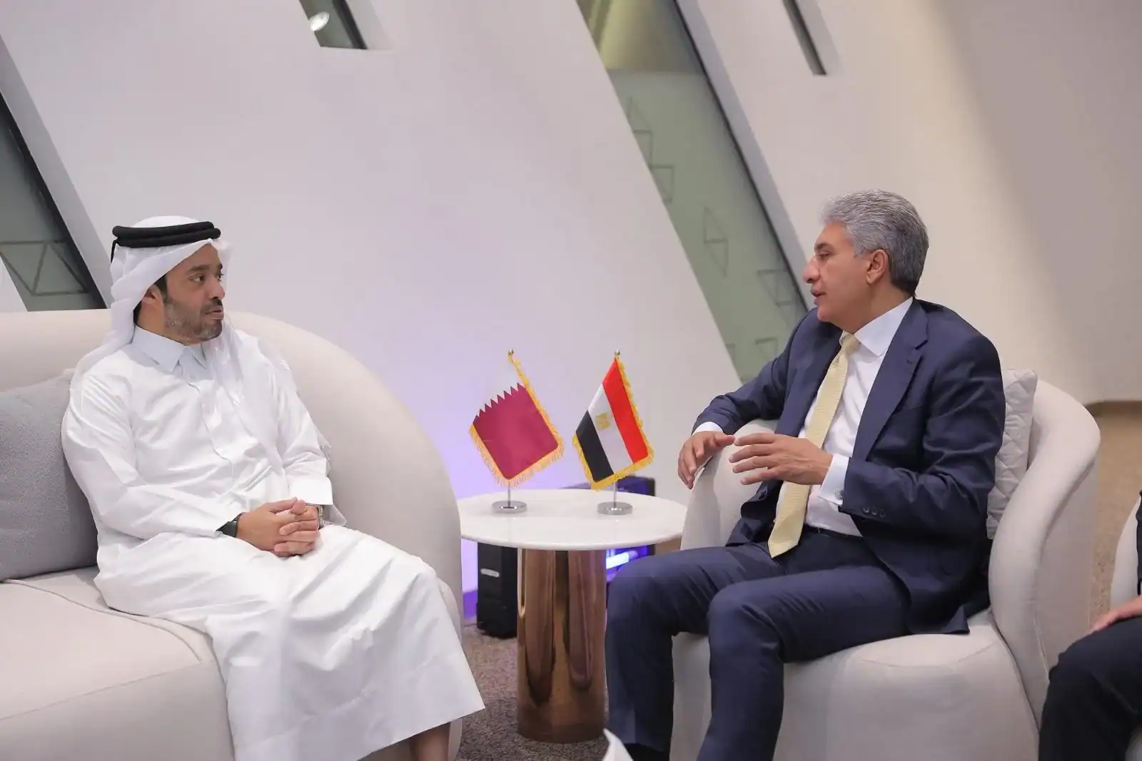 وزير السياحة والآثار يستقبل رئيس هيئة قطر للسياحة لبحث سبل تعزيز التعاون السياحي بين البلدين