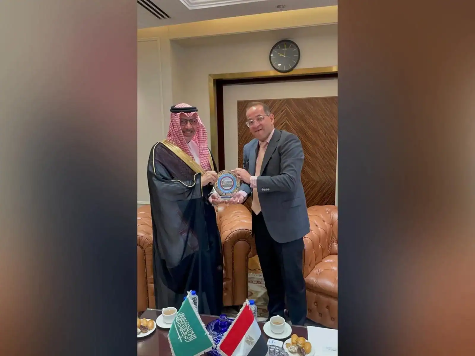 لقاء سفير خادم الحرمين الشريفين لدى جمهورية مصر العربية، صالح بن عيد الحصيني، اليوم، بمعالي وزير المالية الدكتور أحمد كوجك، وذلك في مقر وزارة المالية بالعاصمة الإدارية .