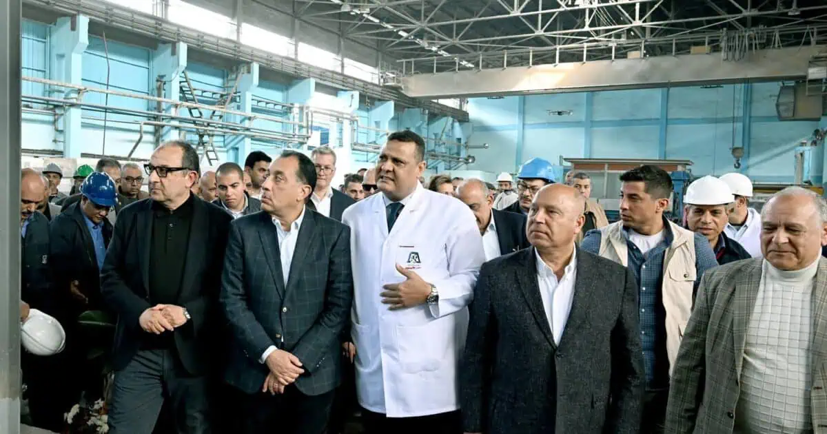 رئيس الوزراء يتفقد خط الإنتاج الجديد لـ “السلك” بشركة مصر للألومنيوم بطاقة 60 ألف طن سنويًا