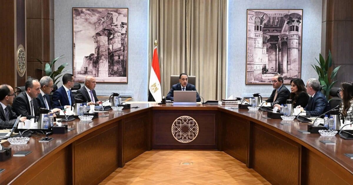 رئيس الوزراء يعقد اجتماعاً لبحث فرص توطين صناعة السيارات وزيادة تنافسية المناطق الحرة