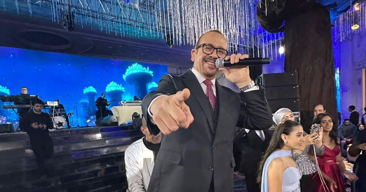 هشام عباس يتألق في حفل زفاف ربا ومحمد بحضور أعضاء مجلس النواب والشيوخ