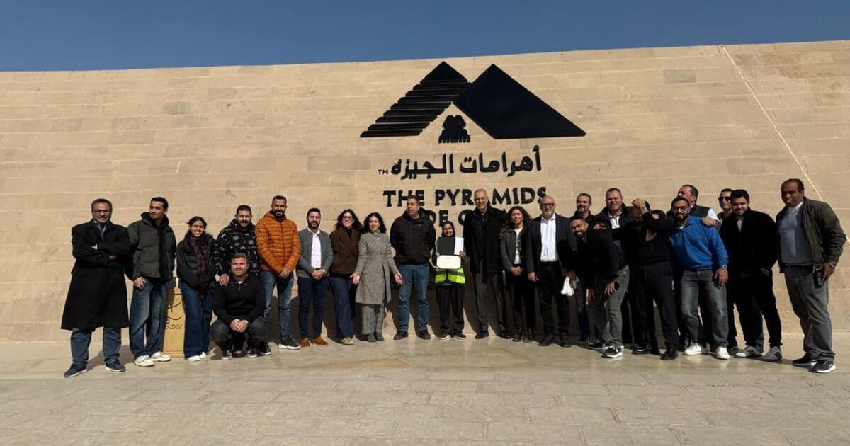 تكريم مادي وأدبي من شركة أوراسكوم بيراميدز للسيدة منى عبد الرازق، عاملة النظافة بمركز الزوار بمنطقة أهرامات الجيزة، تقديرًا لإخلاصها في العمل وتميّزها في أداء مهامها.