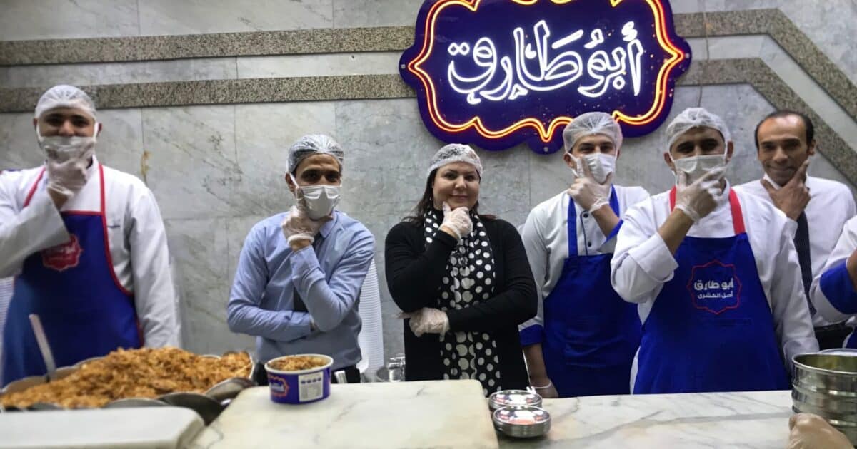 بعد نجاحها في رعاية كبار السن بهولندا.. الدكتورة سميرة سليمان تختار «كشري أبو طارق» وتؤكد: نموذج مشرف للتميز المصري