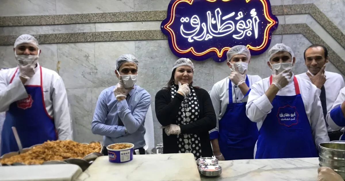 بعد نجاحها في رعاية كبار السن بهولندا.. الدكتورة سميرة سليمان تختار «كشري أبو طارق» وتؤكد: نموذج مشرف للتميز المصري