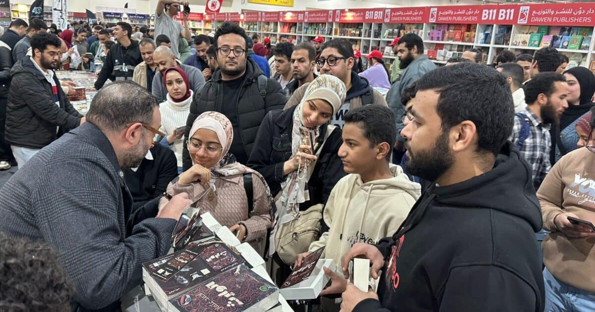 إقبال جماهيري حاشد على توقيع «الوارث».. أحمد عثمان يخطف الأضواء في معرض القاهرة الدولي للكتاب