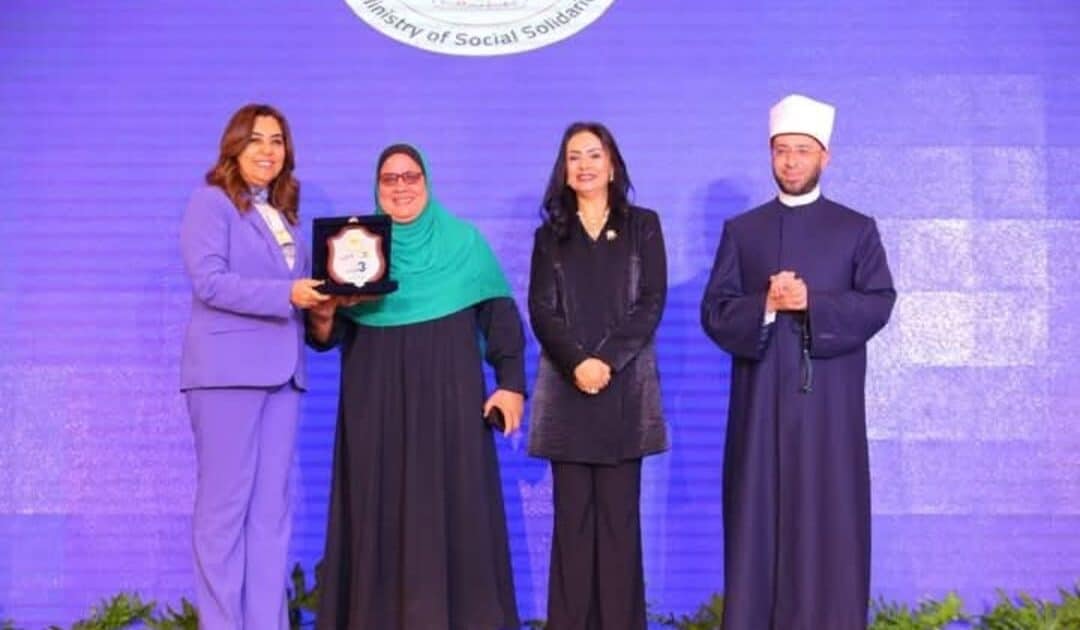 أم الغلابة» تتصدر التريند لأسبوع كامل.. قصة عطاء الحاجة عزيزة عبد العليم تشعل مواقع التواصل
