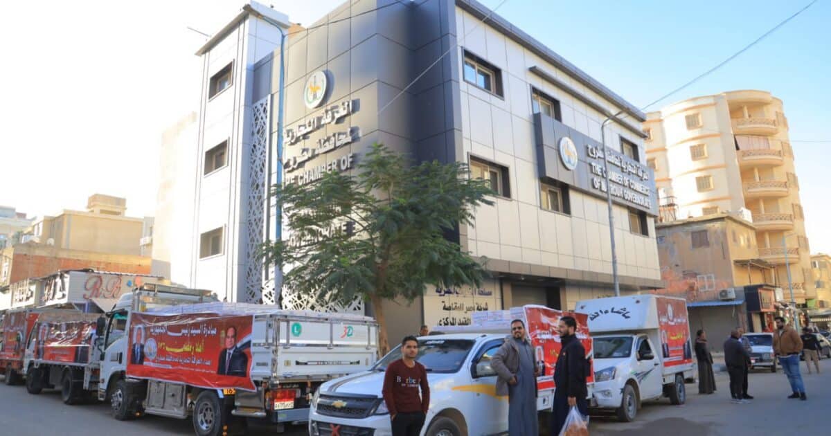 غرفة مطروح توزع2450 كرتونة مواد غذائية علي الأسر الأولي بالرعاية
