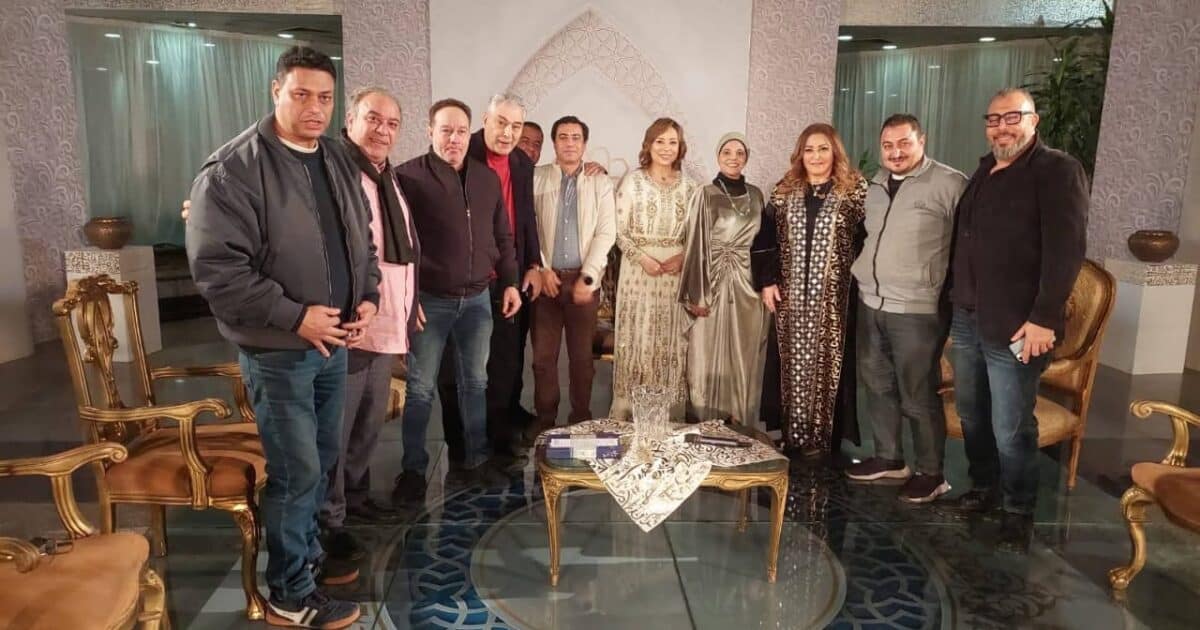 نجوم «عائلة مصرية جدًا» يتألقون في برنامج «رمضان كريم» احتفالًا بإنتهاء التصوير