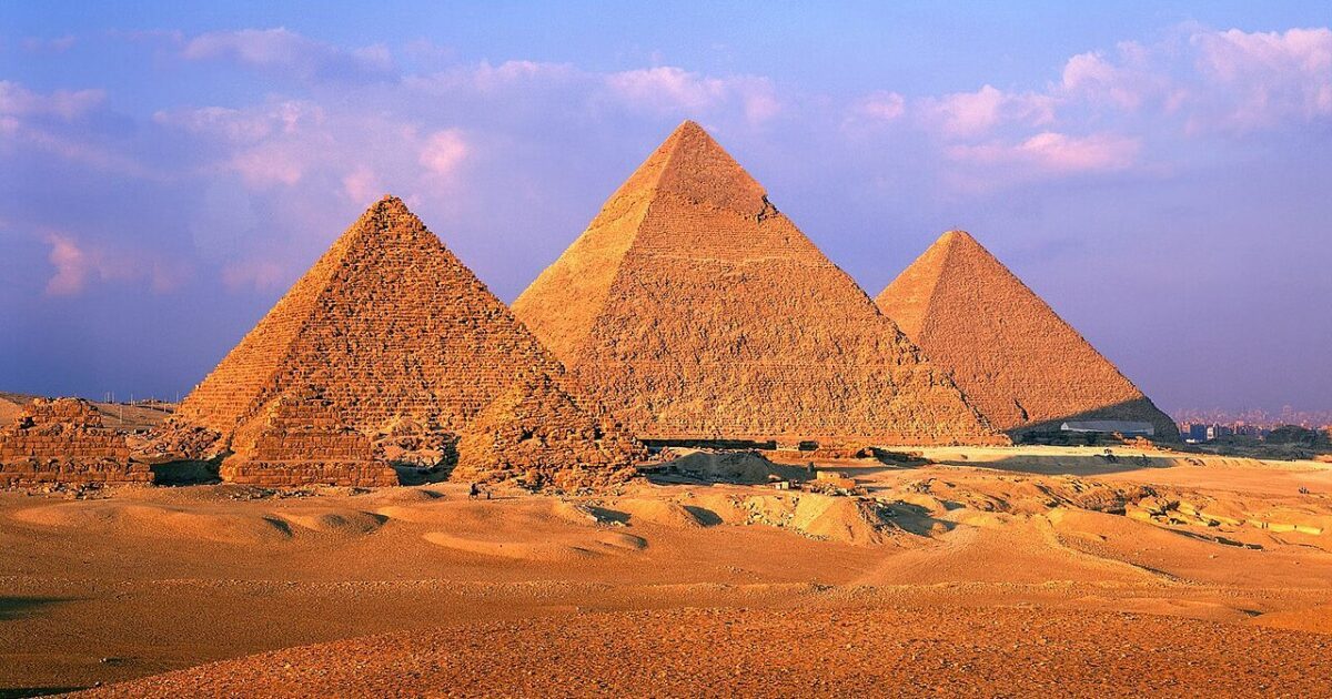 ليالي الأهرامات تنبض بالحياة.. مطاعم تستقبل الزوار بعد التاسعة مساءً