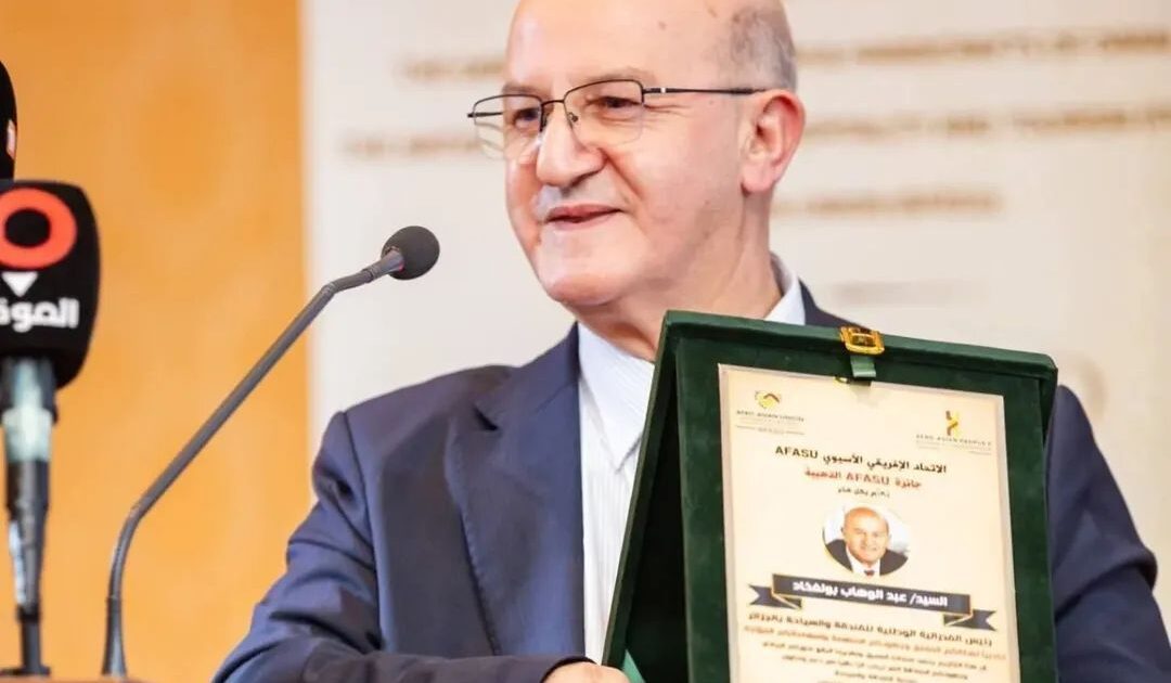 تتويج السيد/ عبد الوهاب بولفخاذ، رئيس الفيدرالية الوطنية للفندقة والسياحة بالجزائر، بـ جائزة الاتحاد الأفرو-آسيوي (AFASU)