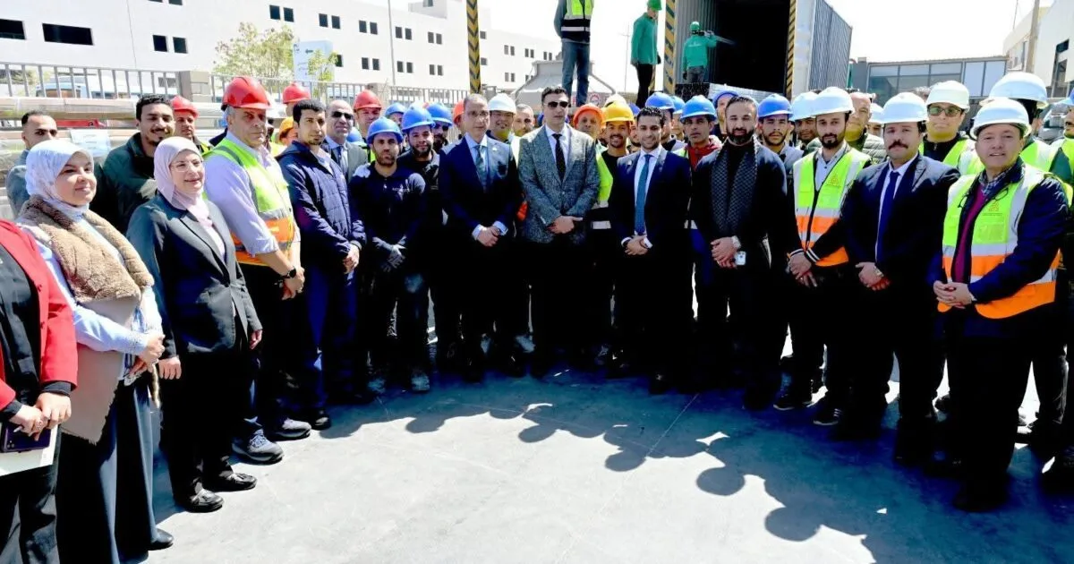 وزير الصناعة ومحافظ الجيزة يتفقدان مصنع متخصص في صناعة زجاج السيارات والألومنيوم ويتابعان الإنشاءات الخاصة بمصنع للزجاج بمدينة السادس من أكتوبر الصناعية