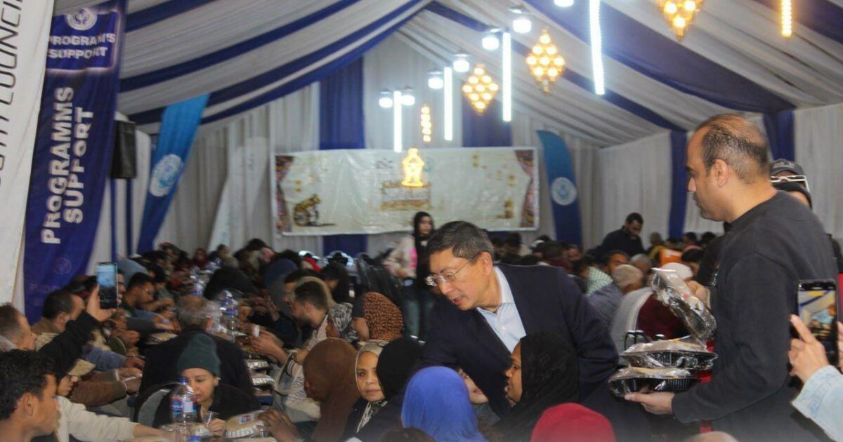 سفير سنغافورة يوزع الوجبات على الصائمين بموائد إفطار “ضيوف مصر”