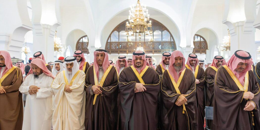 نائب أمير الرياض يؤدي صلاة الميت على حمد بن عبدالعزيز الجميح.. حضور رسمي كبير ومشاعر مواساة لأسرة الفقيد