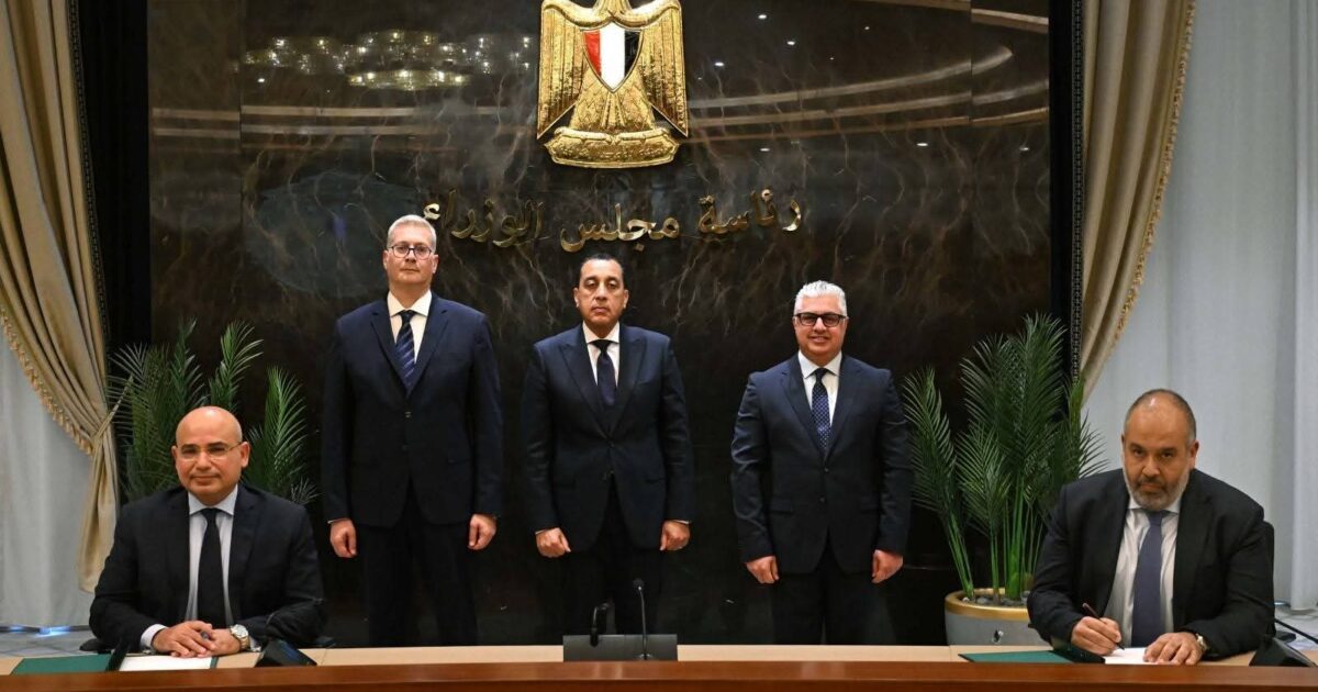 رئيس مجلس الوزراء يشهد توقيع عقد مشروع “بولي سيرف” المصرية للكيماويات بالسخنة باستثمارات 215 مليون دولار