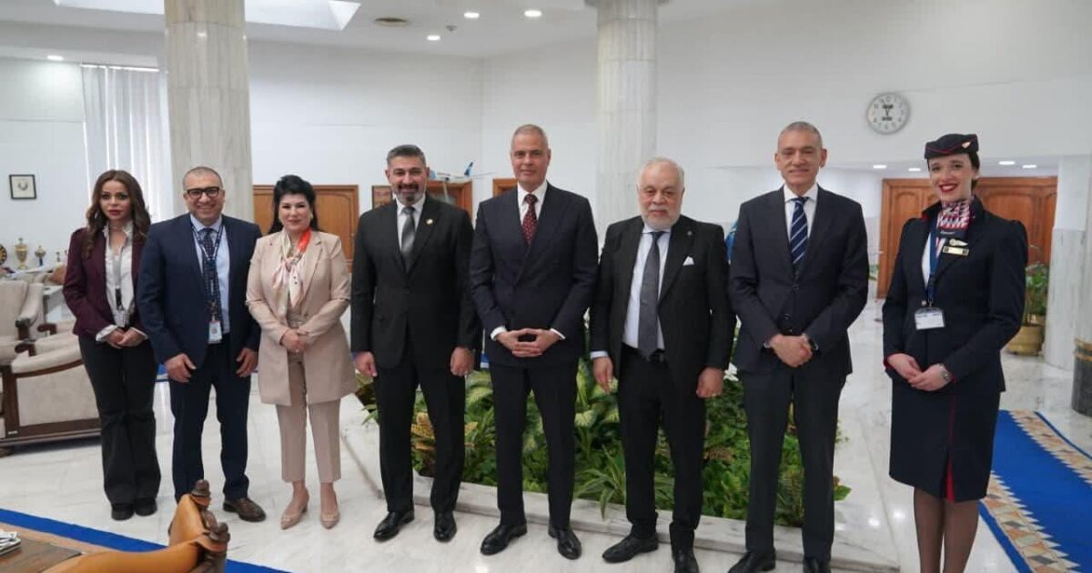 مصر للطيران تستقبل وفد نقابة المهن التمثيلية لتعزيز التعاون بين الجانبين