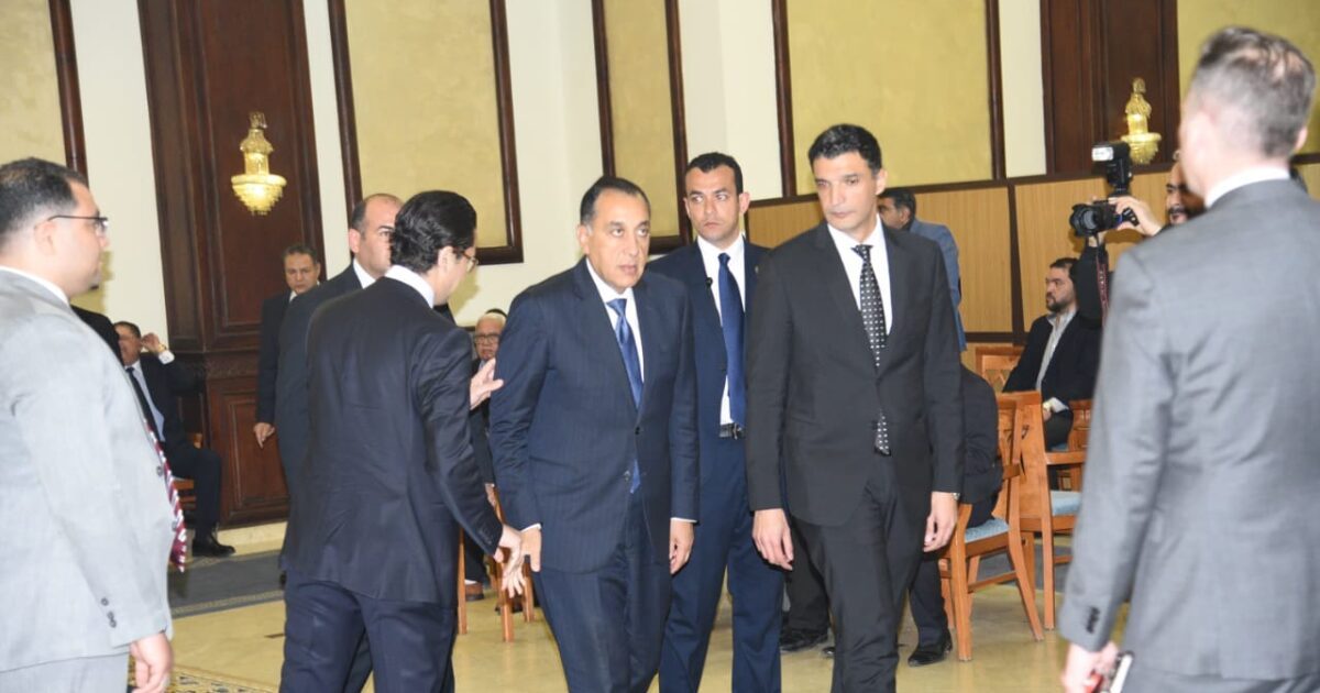 بالصور..مصطفى مدبولي والوزراء فى عزاء والده وزير الصناعه