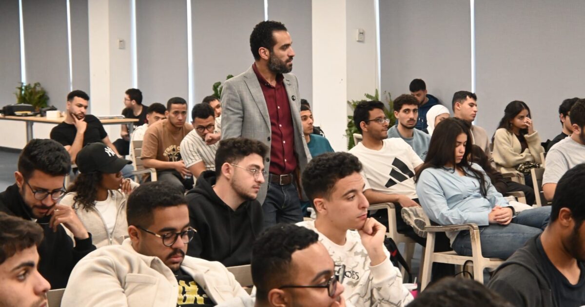 شركة RAKICT تستعرض مستقبل التدريب في الذكاء الاصطناعي لطلبة الهندسة من داخل الأكاديمية العربية بالقرية الذكية