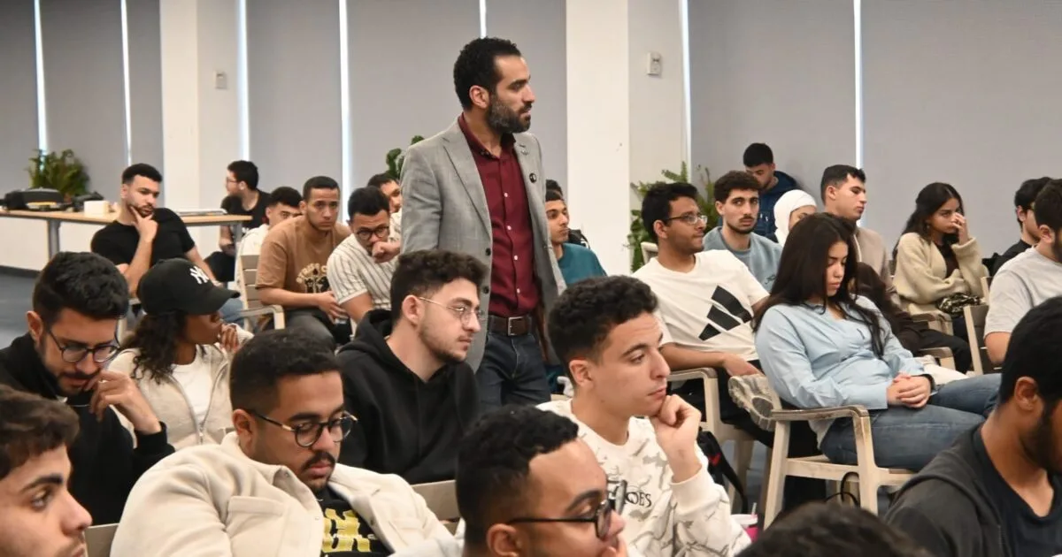 شركة RAKICT تستعرض مستقبل التدريب في الذكاء الاصطناعي لطلبة الهندسة من داخل الأكاديمية العربية بالقرية الذكية