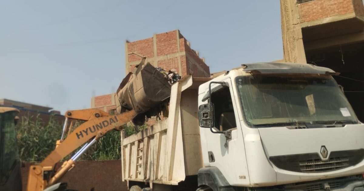 رئيس مركز أبو النمرس يوجه بحملة نظافة مكبرة بالمنوات وشفط المياه من طموه