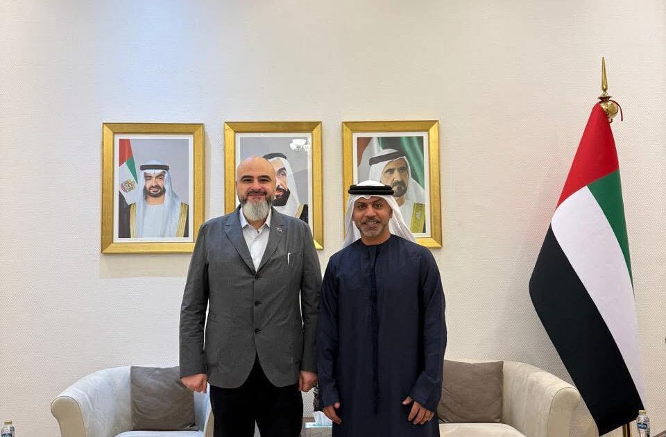 سعادة حمد عبيد الزعابي، سفير دولة الإمارات العربية المتحدة لدى جمهورية مصر العربية، والمندوب الدائم لدي جامعة الدول العربية، يستقبل محمد طارق، رئيس العلاقات الحكومية والشؤون العامة في مجموعة موانئ دبي