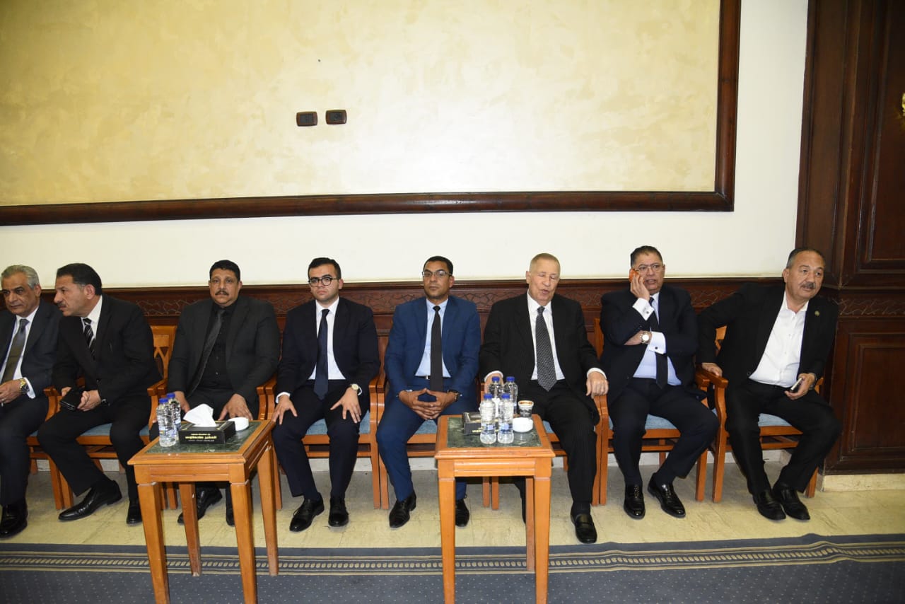 بالصور..مصطفى مدبولي والوزراء فى عزاء والده وزير الصناعه