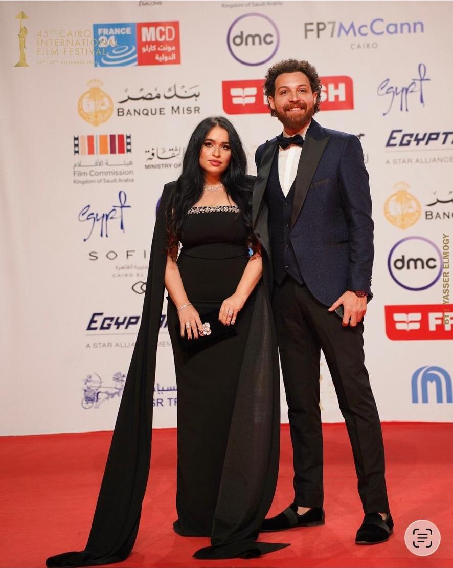 الأزمة تتصاعد.. زوجة محمود حجازي تتهمه بالتصرف في مقتنياتها دون إذنها