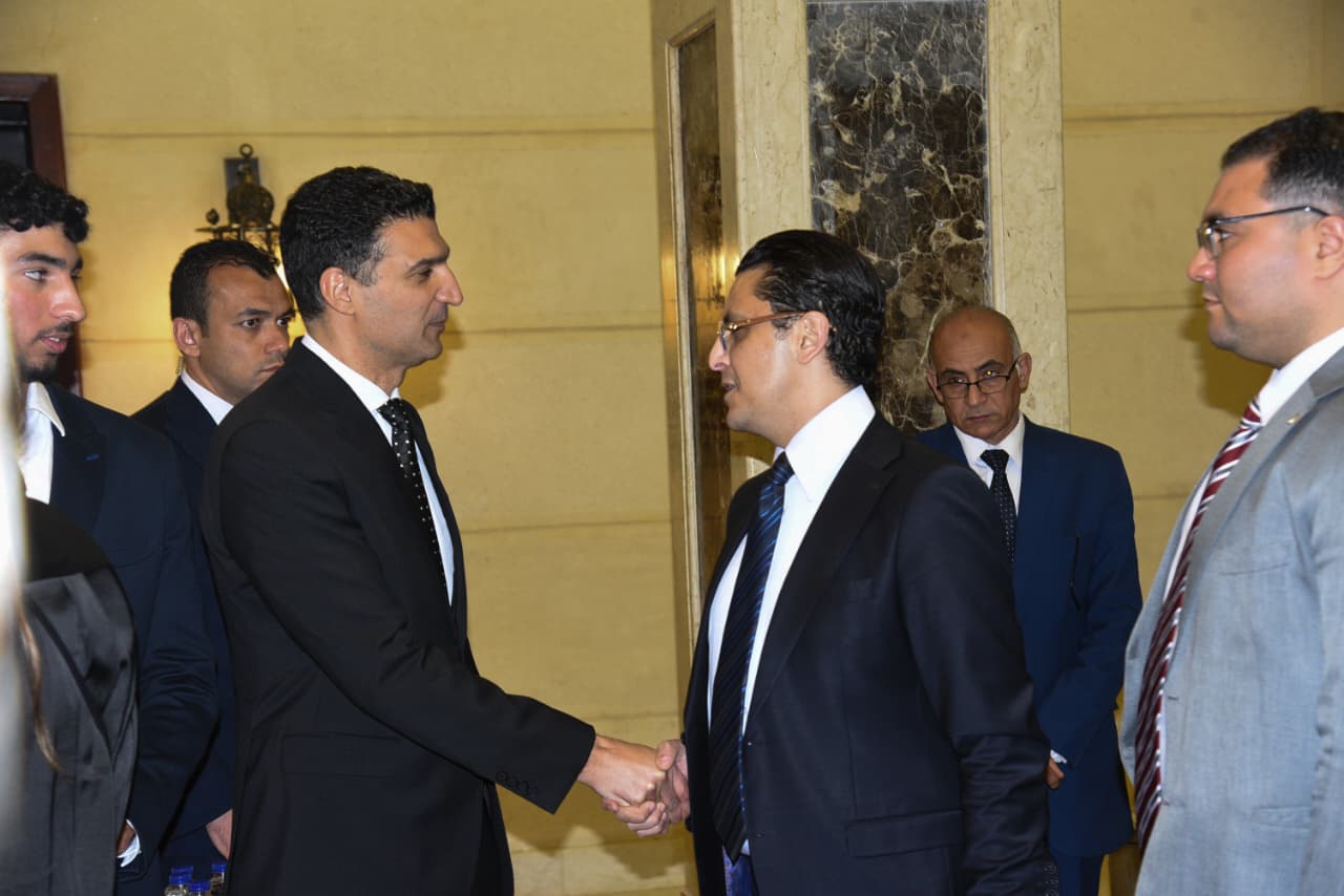 بالصور..مصطفى مدبولي والوزراء فى عزاء والده وزير الصناعه