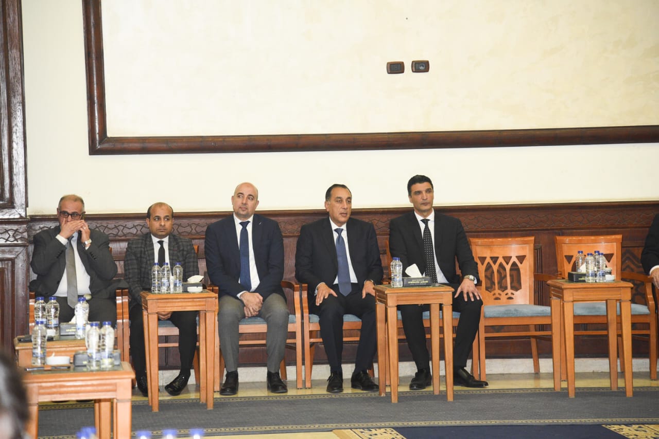 بالصور..مصطفى مدبولي والوزراء فى عزاء والده وزير الصناعه