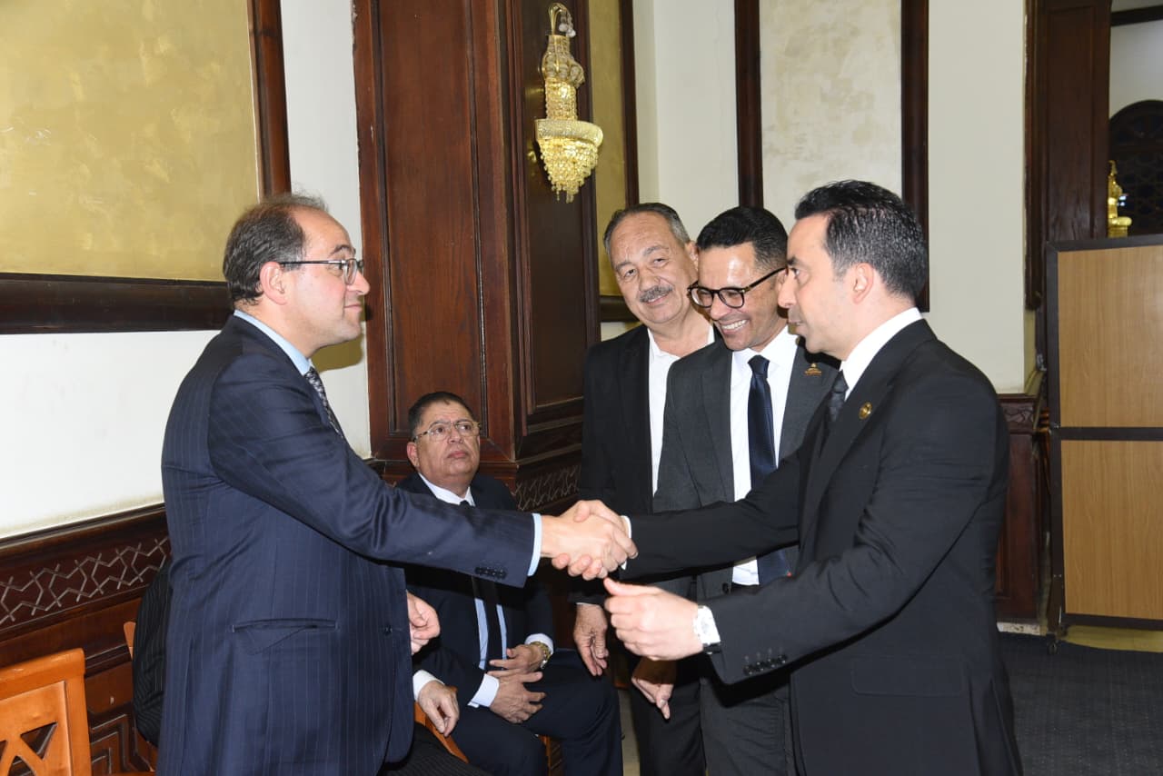 بالصور..مصطفى مدبولي والوزراء فى عزاء والده وزير الصناعه