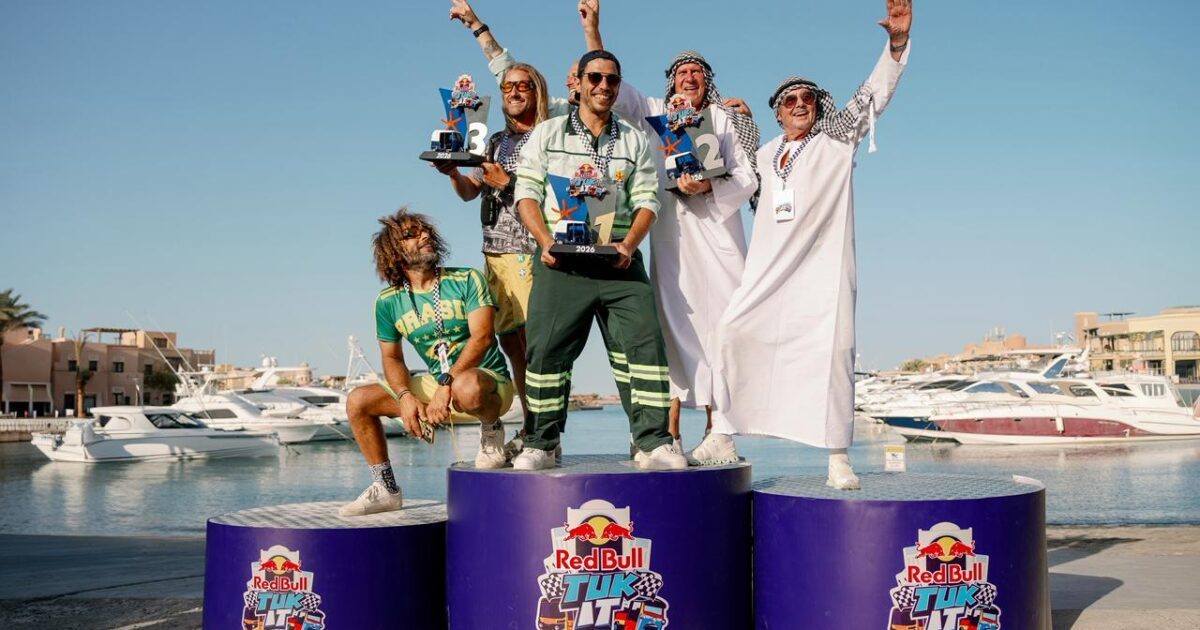 هشام ماجد يسلم الجائزة في ختام Red Bull Tuk-It بعد منافسة قوية بين 16 فريقًا