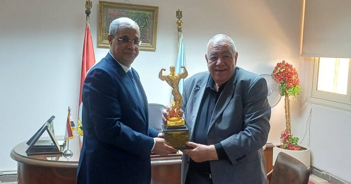 على هامش بطولة صعيد مصر المفتوحة لكمال الأجسام.. نائب رئيس جامعه سوهاج يستقبل فى مكتبه الدكتور عادل فهيم