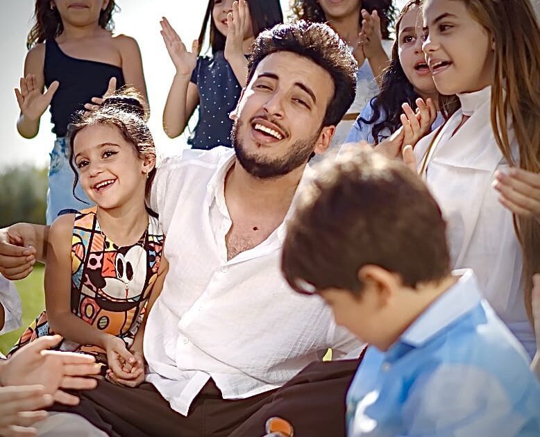 كورال من الهند واليابان وإندونيسيا يشارك الحسن عادل في «نبينا محمد نبينا»