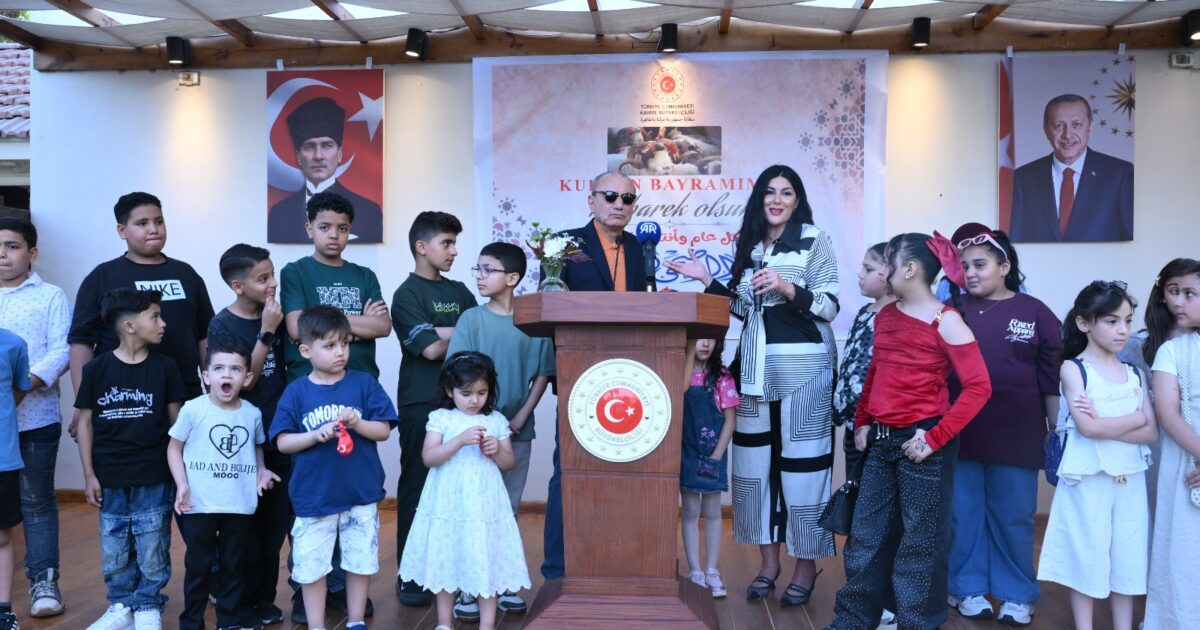 القاوِرما التركية تجمع المصريين والفلسطينيين والأتراك في احتفالات السفارة التركية بالقاهرة بعيد الأضحى