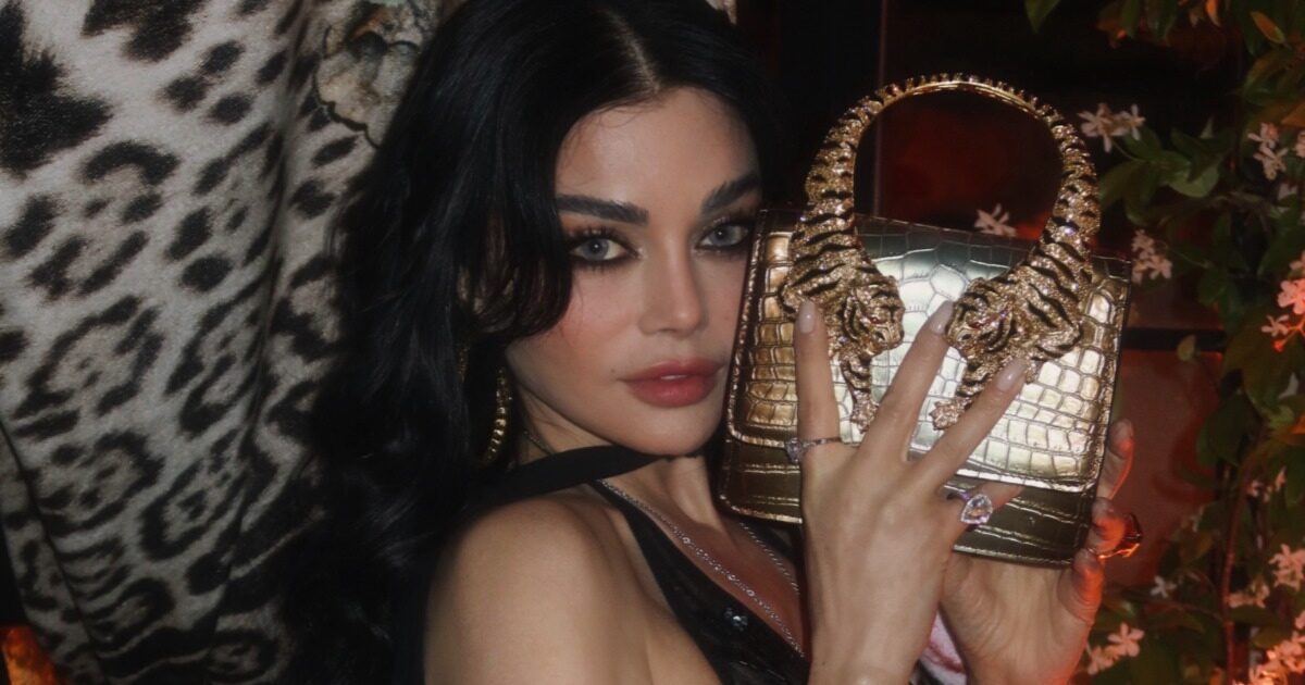 هيفاء وهبي تتألق بإطلالتين عالميتين في مهرجان كان.. وOscar de la Renta وRoberto Cavalli عنوان الأناقة