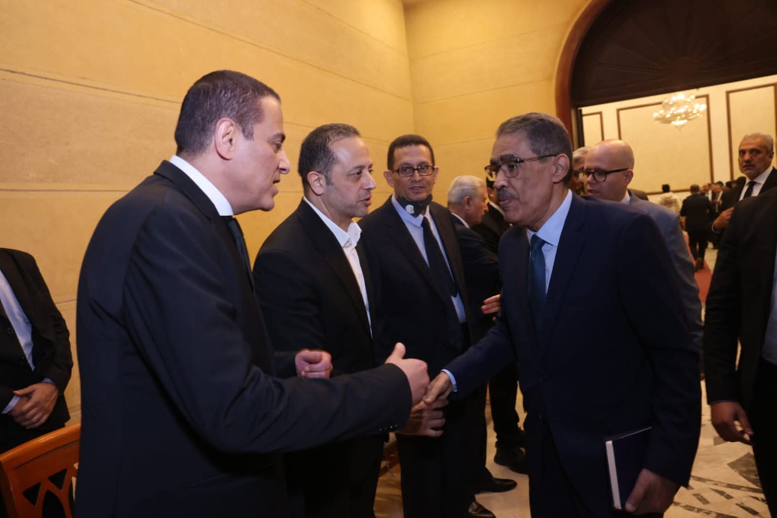 ضياء رشوان ومحمود الخطيب وعمرو عاصم ونهال عنبر يقدمون واجب العزاء في شقيقة المستشار محمد عبدة صالح