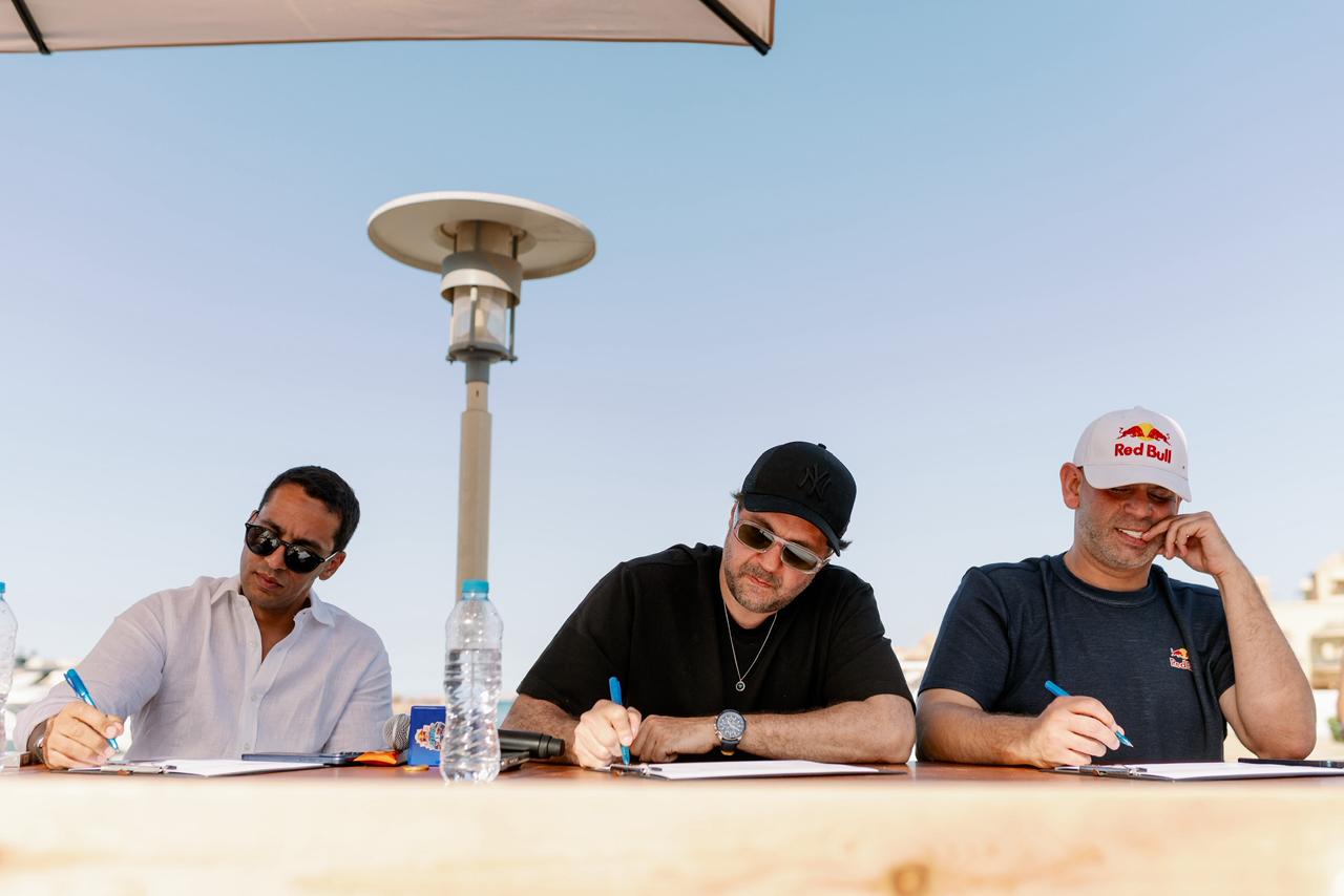 هشام ماجد يسلم الجائزة في ختام Red Bull Tuk-It بعد منافسة قوية بين 16 فريقًا