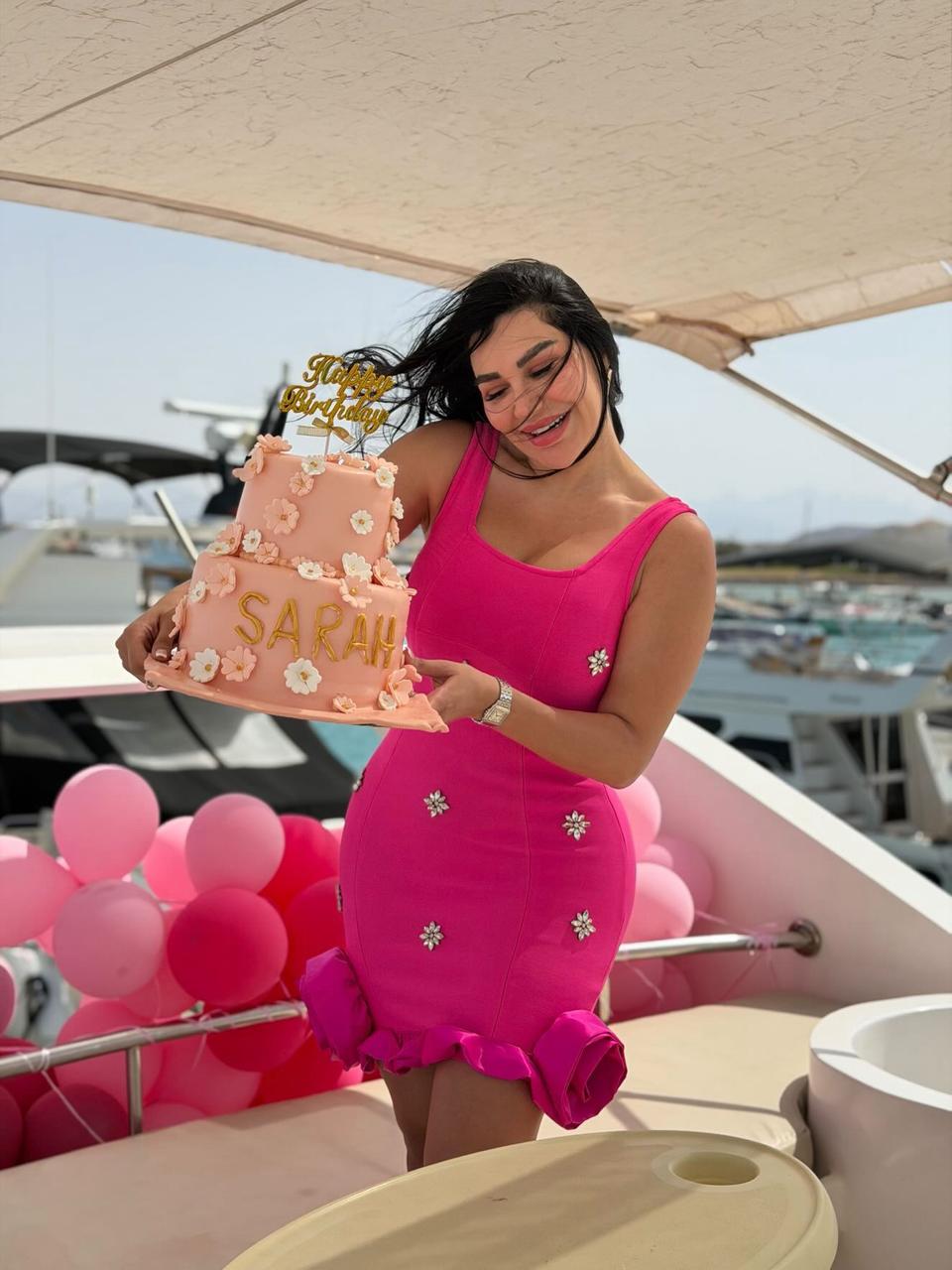 على البحر.. سارة نخلة تحتفل بعيد ميلادها بإطلالة جريئة وتستعد لخطوة عالمية جديدة