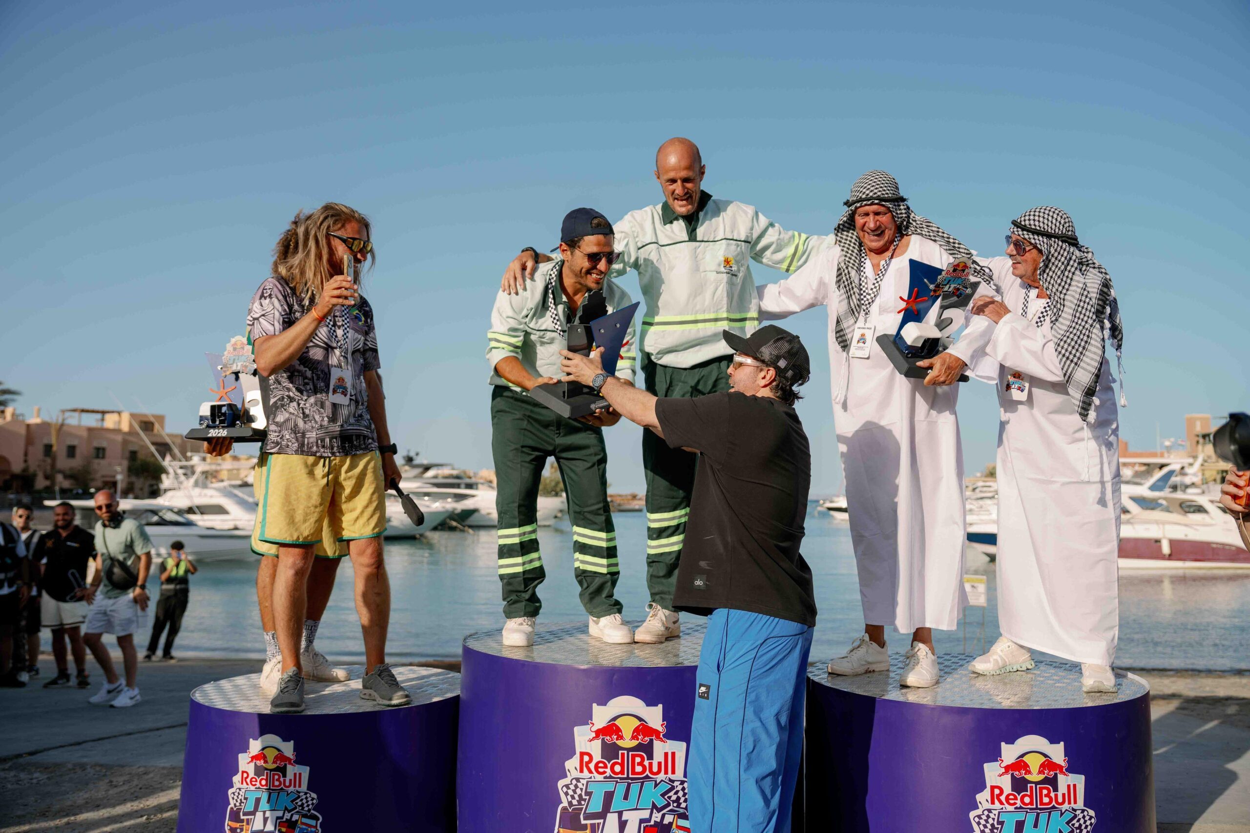 هشام ماجد يسلم الجائزة في ختام Red Bull Tuk-It بعد منافسة قوية بين 16 فريقًا