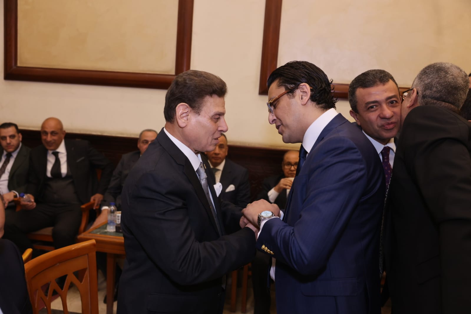 ضياء رشوان ومحمود الخطيب وعمرو عاصم ونهال عنبر يقدمون واجب العزاء في شقيقة المستشار محمد عبدة صالح