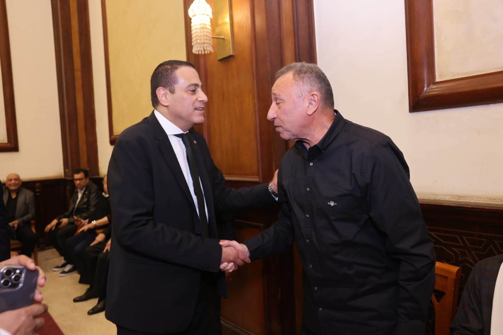 ضياء رشوان ومحمود الخطيب وعمرو عاصم ونهال عنبر يقدمون واجب العزاء في شقيقة المستشار محمد عبدة صالح