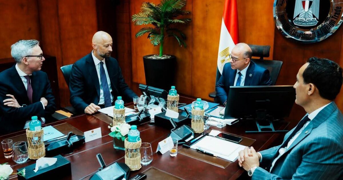 وزير الاستثمار والتجارة الخارجية يبحث مع مسؤولي شركة سكاتك النرويجية الخطط الاستثمارية للشركة في مشروعات الطاقة المتجددة وتحلية المياه ومراكز البيانات