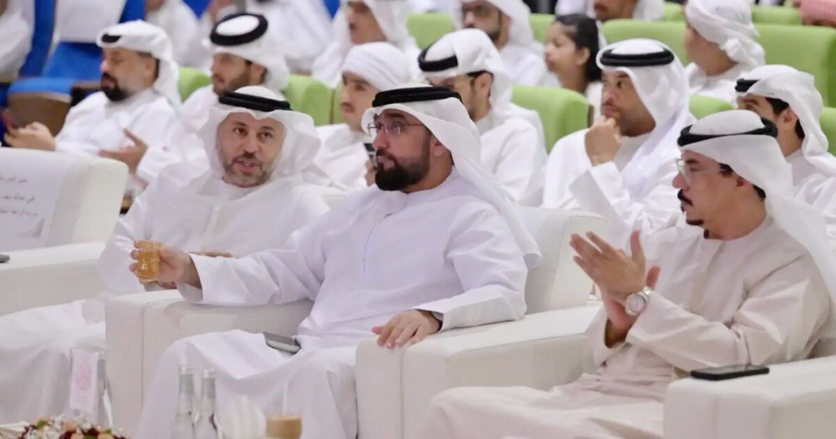 مدرسة حميد بن عبدالعزيز للحلقة الثالثة بنين تحتفل بتخريج طلبة الصف الثاني عشر دفعة عام الأسرة