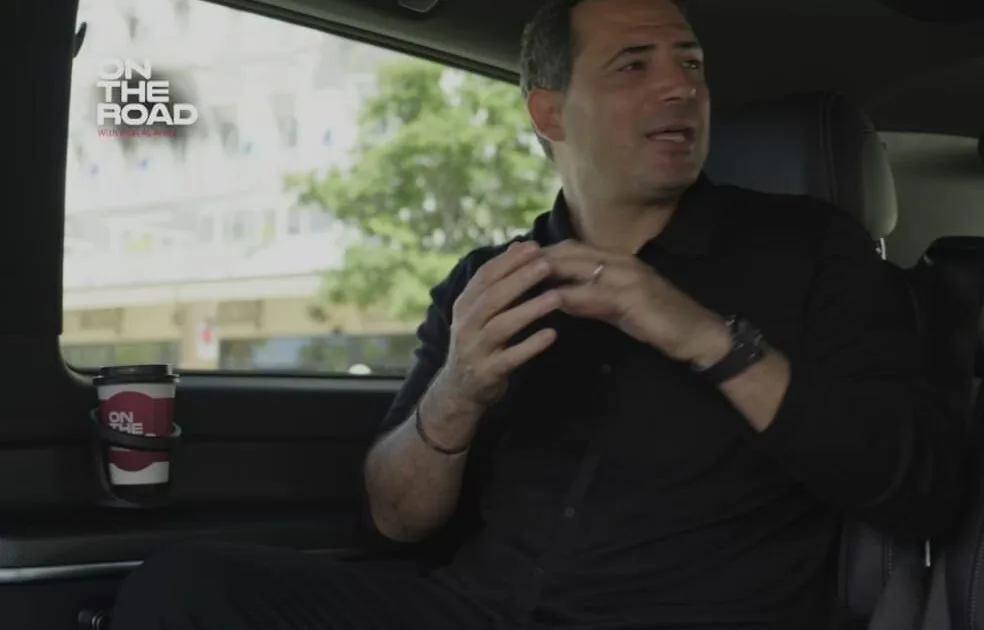هل تعرض مسلسل ممكن الي اللعنة ؟! .. ظافر العابدين يكشف الكواليس مع بلال العربي في ontheroad (فيديو)