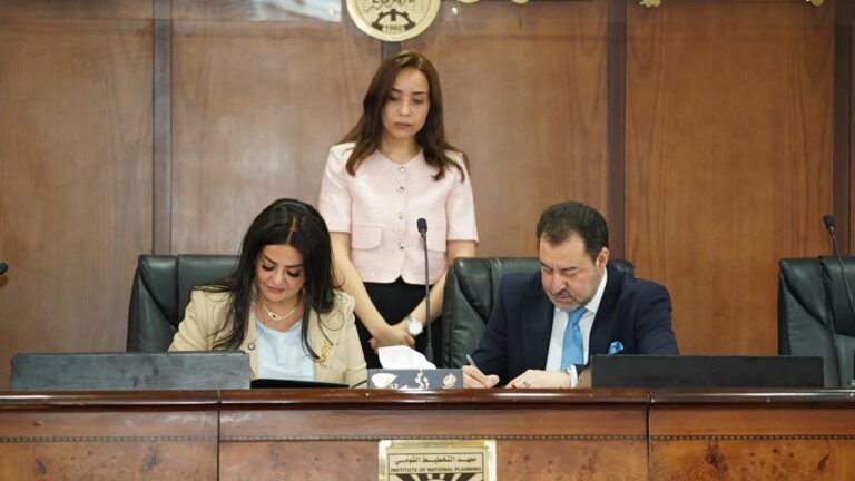 منتدى الخمسين سيدة وجامعة الأهرام الكندية يوقعان بروتوكول تعاون لدعم تدريب وتأهيل الطلاب