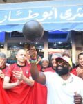 من أمريكا إلى قلب القاهرة.. الشرطي الأمريكي إريك يتذوق كشري أبو طارق خلال زيارته لمصر
