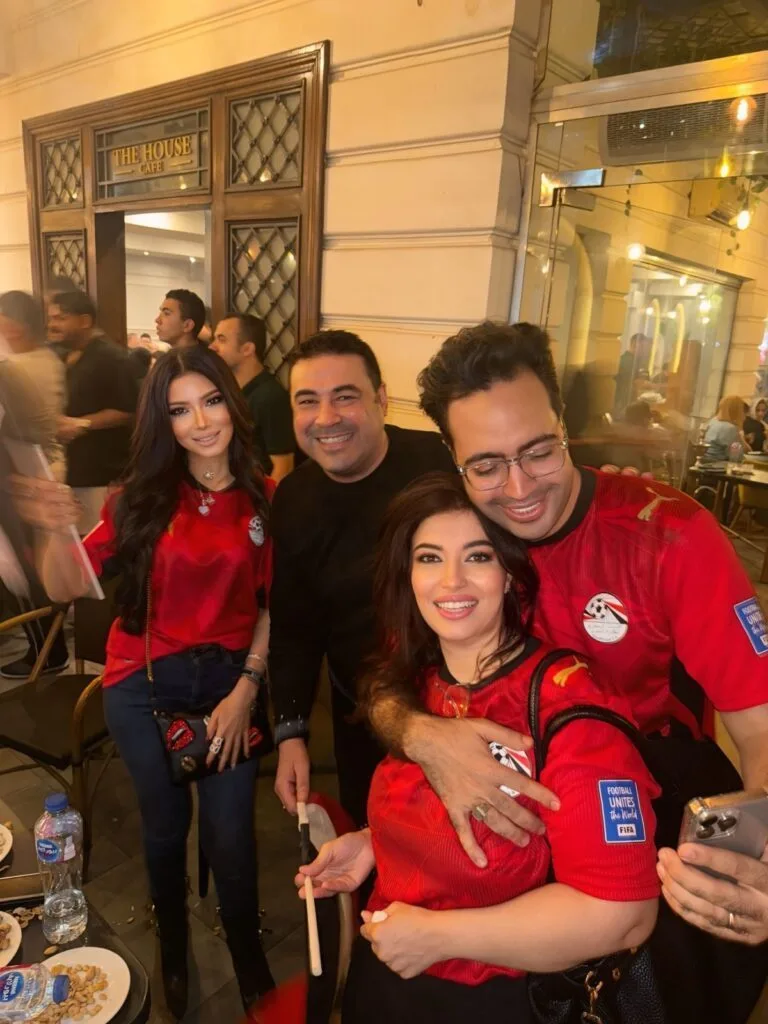 آل رجب.. نيفين وغادة ورضا رجب يحتفلون بتأهل مصر لدور الـ 16 في كأس العالم