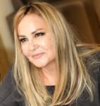 لونا قصير تتميز في مهرجان “أوسكار إيجيبت” وتنال التقدير عن فيلمها “الحقيبة الحمراء”