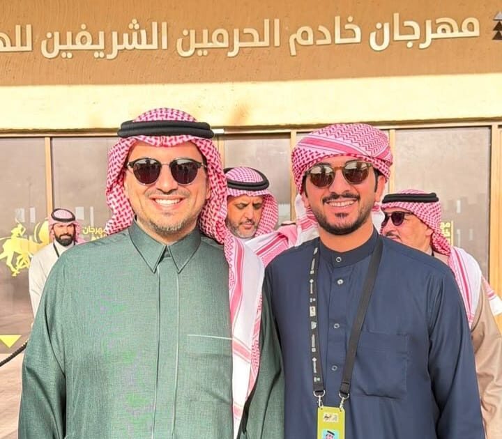 نادر حمد الزعبي.. من شاشة الجوال إلى ميدان الهجن: صوت الإعلام وحضور الميدان